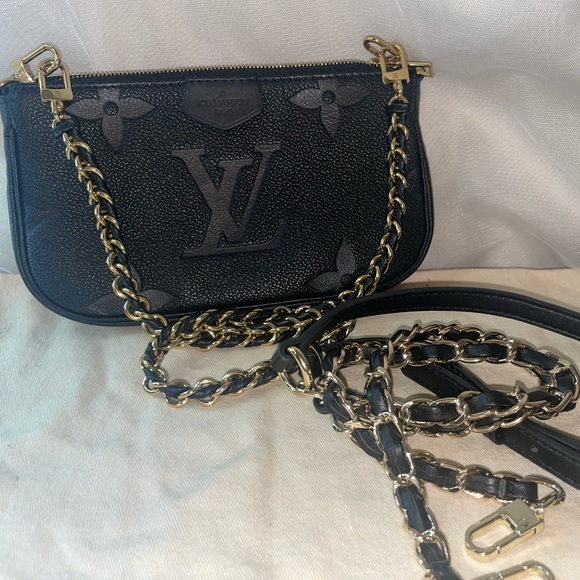 💜💜Louis Vuitton Multi Pochette Accessoires
Empreinte Leather- SMALL Poch… - Picture 4 of 13